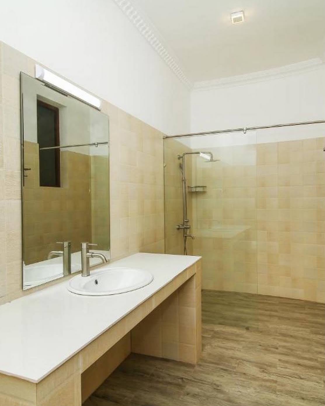 Modern bathroom with sink and shower – kitesurfing accommodation in Kalpitiya